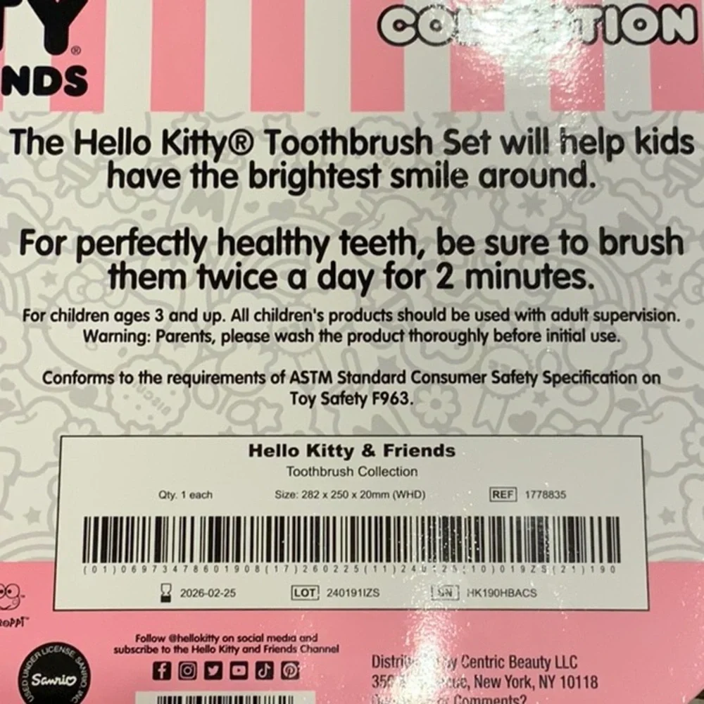 NIB Hello Kitty 5 character Toothbrush Set
